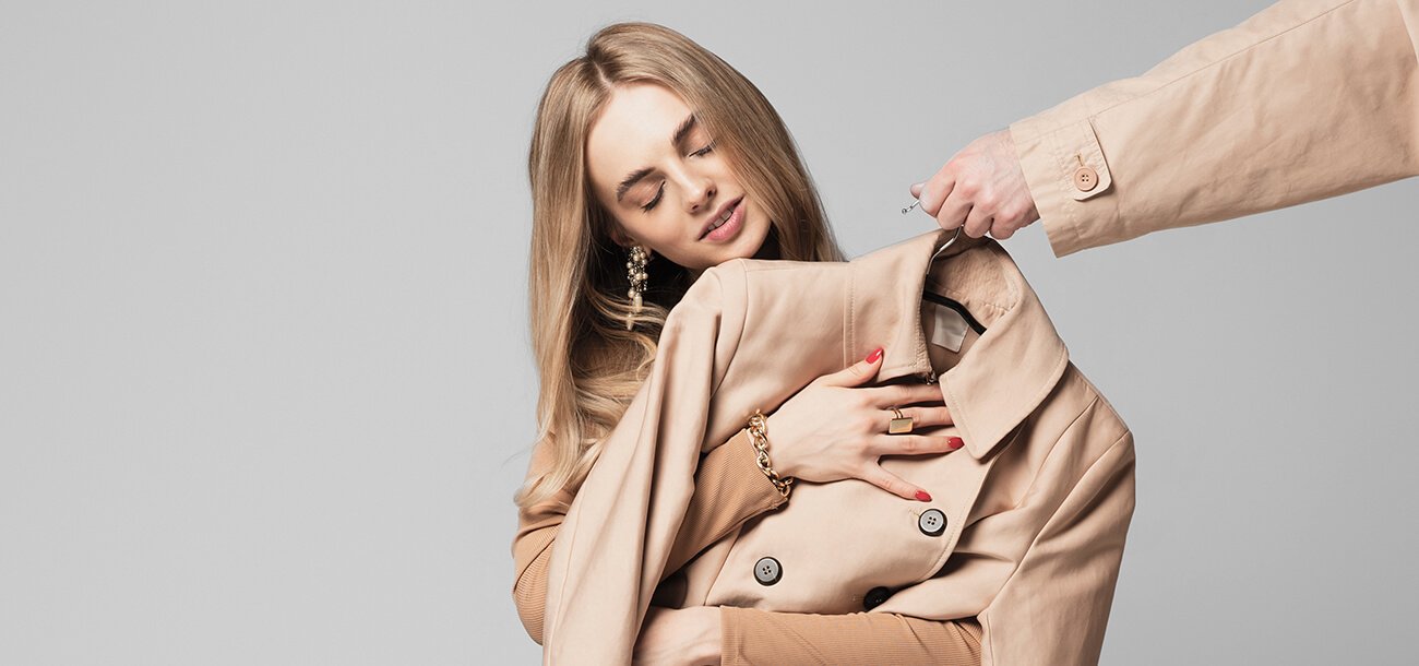 La mejor ropa, un traje moderno y ajustado.